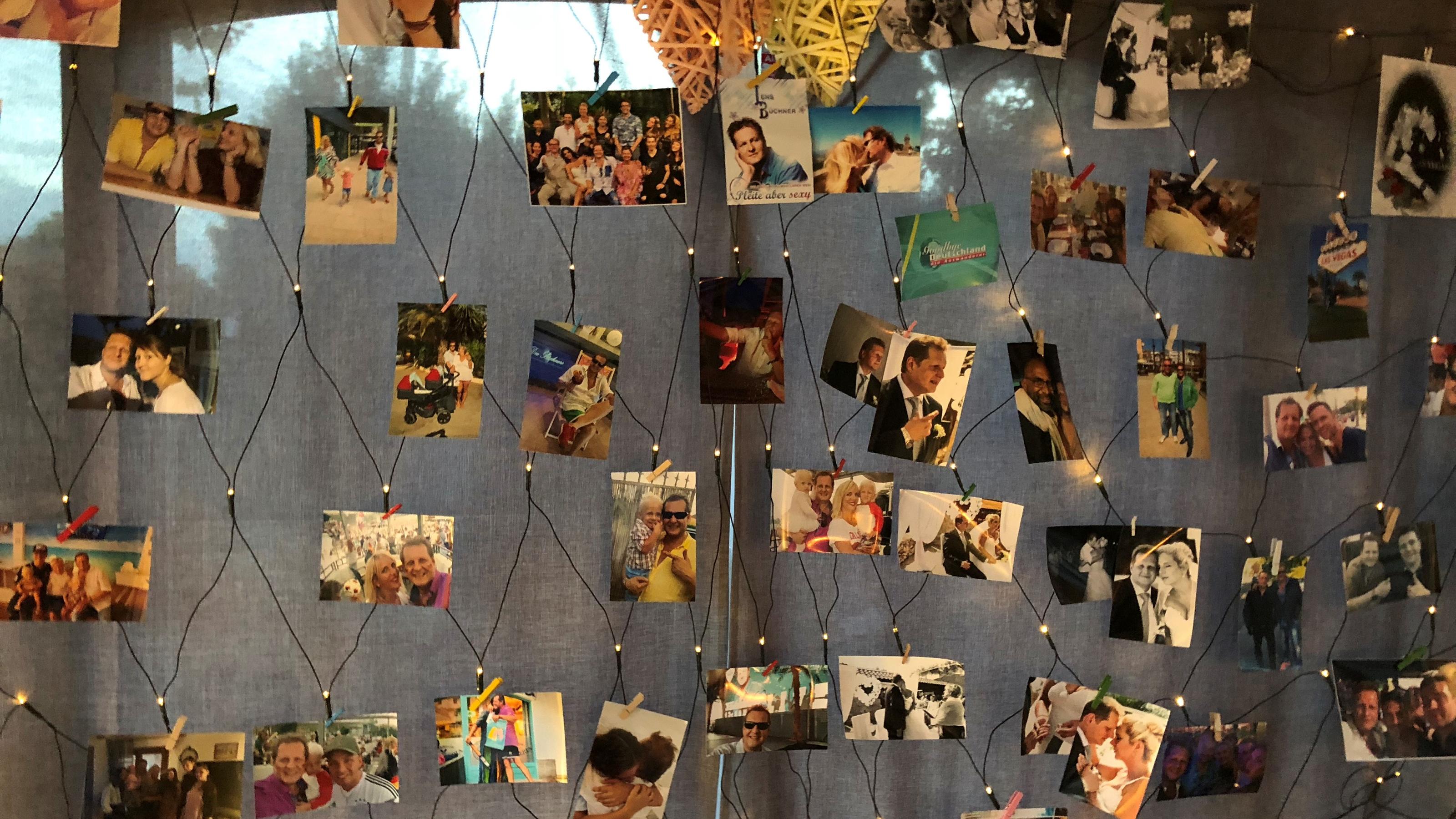An einem großen Vorhang hat die Familie von Jens Büchner Fotos von Jens und seinen Freunden aufgehängt.