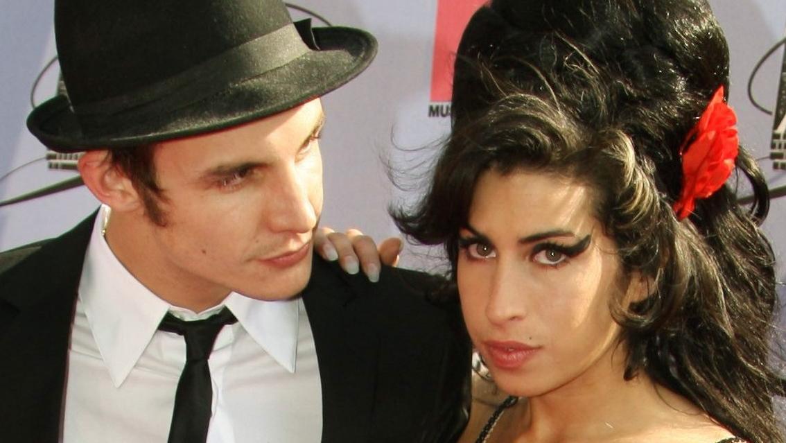 ARCHIV - Die Sängerin Amy Winehouse und ihr Ehemann Blake Fielder-Civil kommen in Los Angeles zur Verleihung der MTV Movie Awards (Archivfoto vom 03.06.2007). Die skandalumwitterte britische Sängerin Amy Winehouse (25) und ihr Ehemann Blake Fielder-C