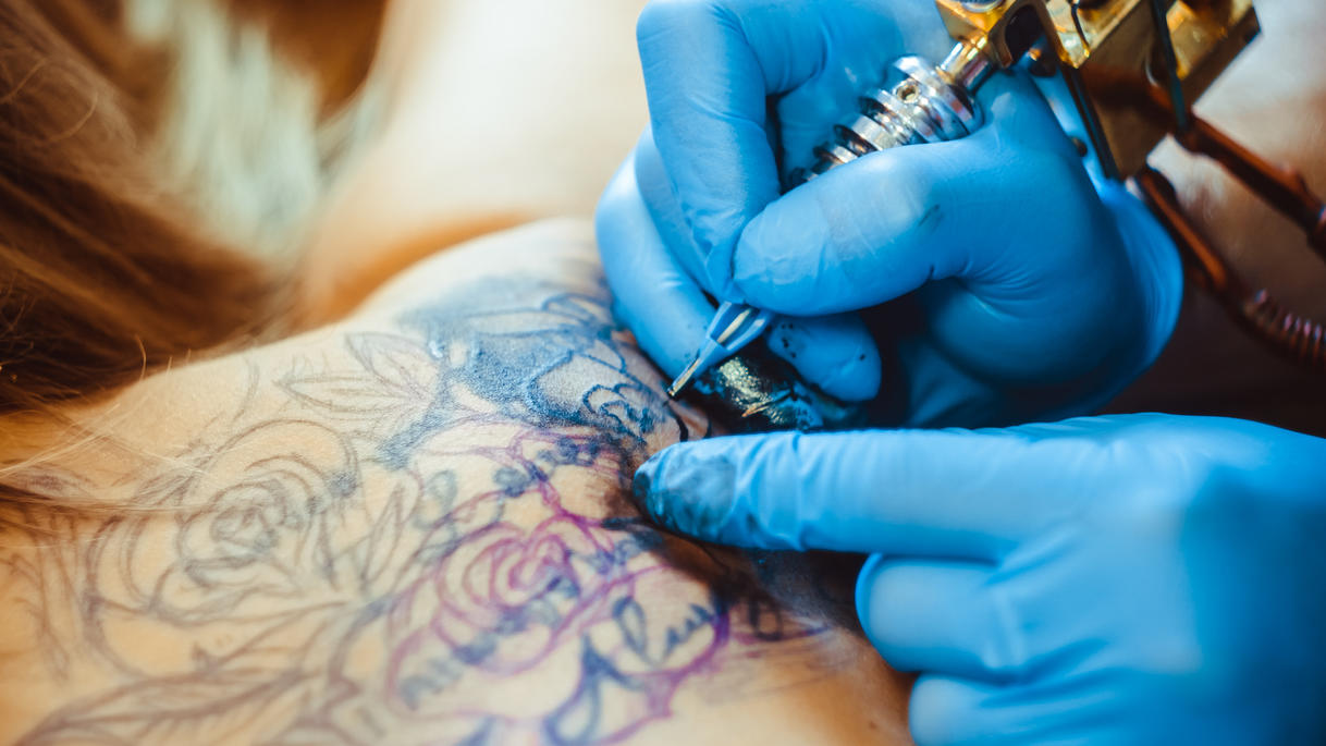 Stecken in manchen TattooFarben wirklich Autolack und Ruß?