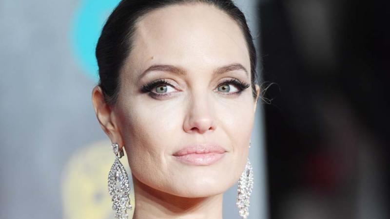 Created by deleteda community for 9 years. Angelina Jolie: Nachrichtensendung für Kinder