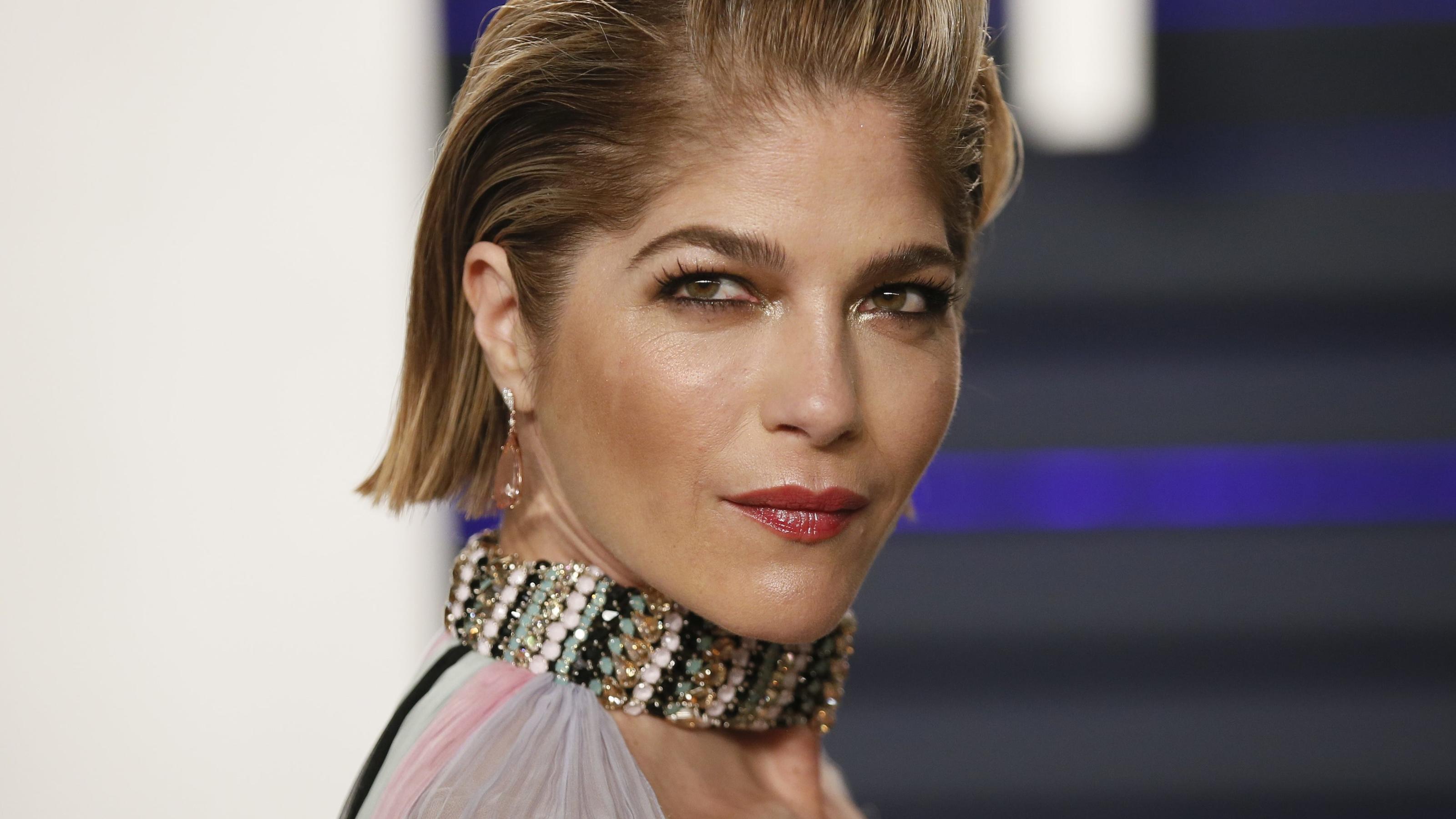 Selma Blair Fur Den Guten Zweck Versteigert Sie Ihre Designerkleider