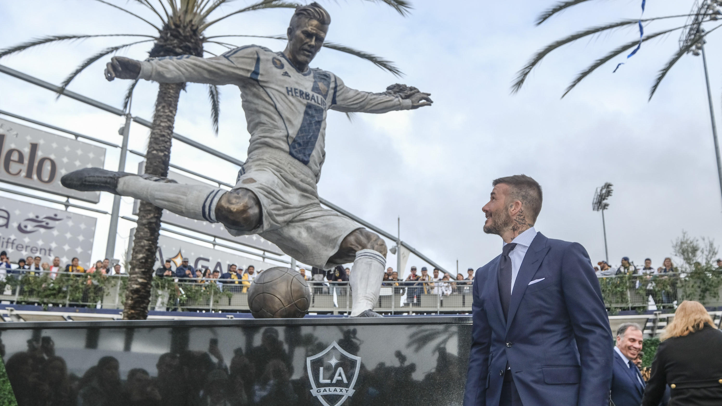 Mit Fake-Statue: David Beckham wird von TV-Moderator James ...