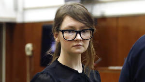 Anna Sorokin weiter in Gewahrsam der Einwanderungsbehörde