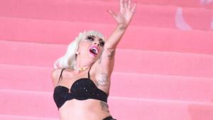 Lady Gaga strippt auf rotem Teppich