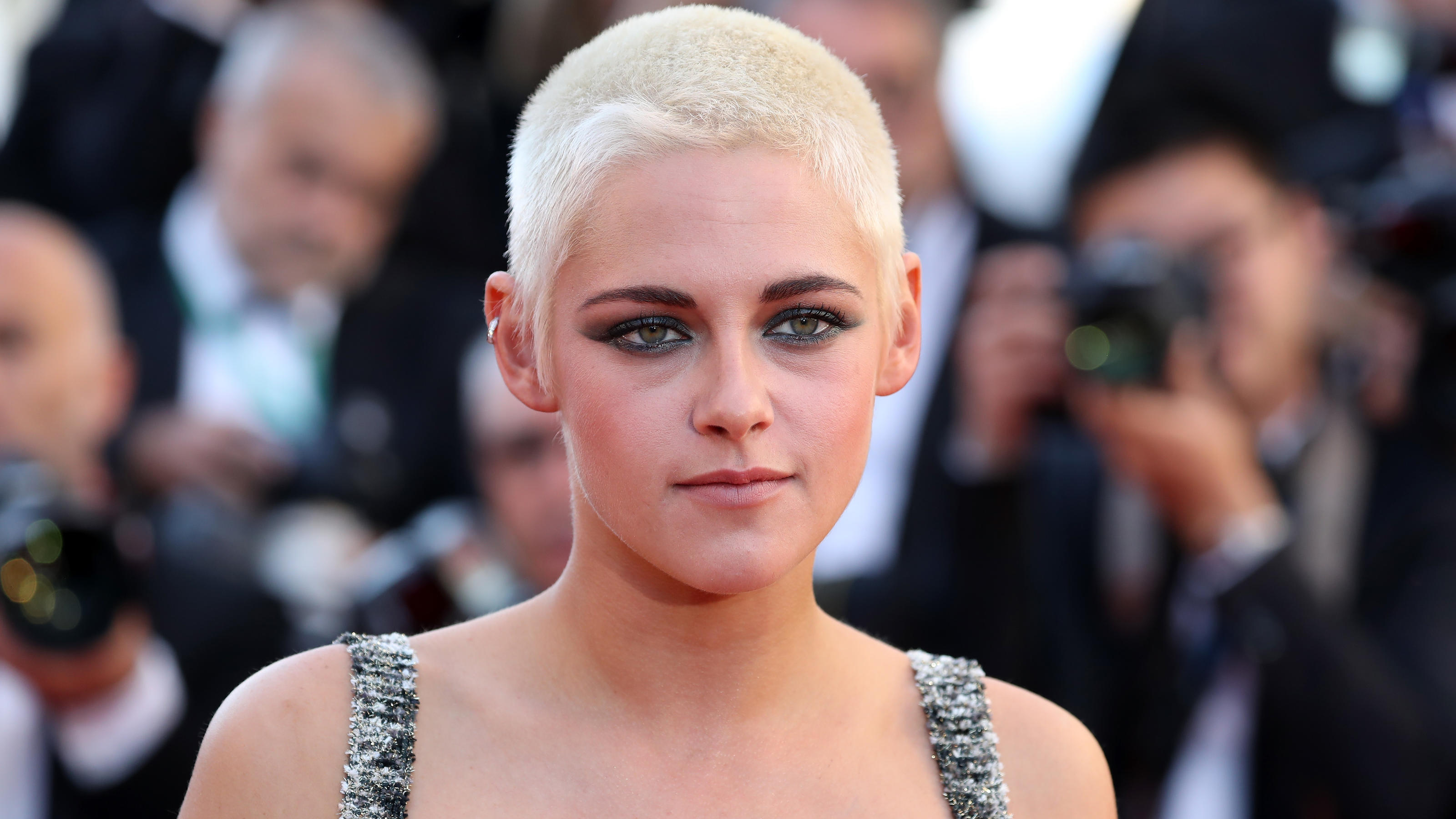 Twilight Star Kristen Stewart Fallt Mit Extravagantem Augenbrauen Styling Auf