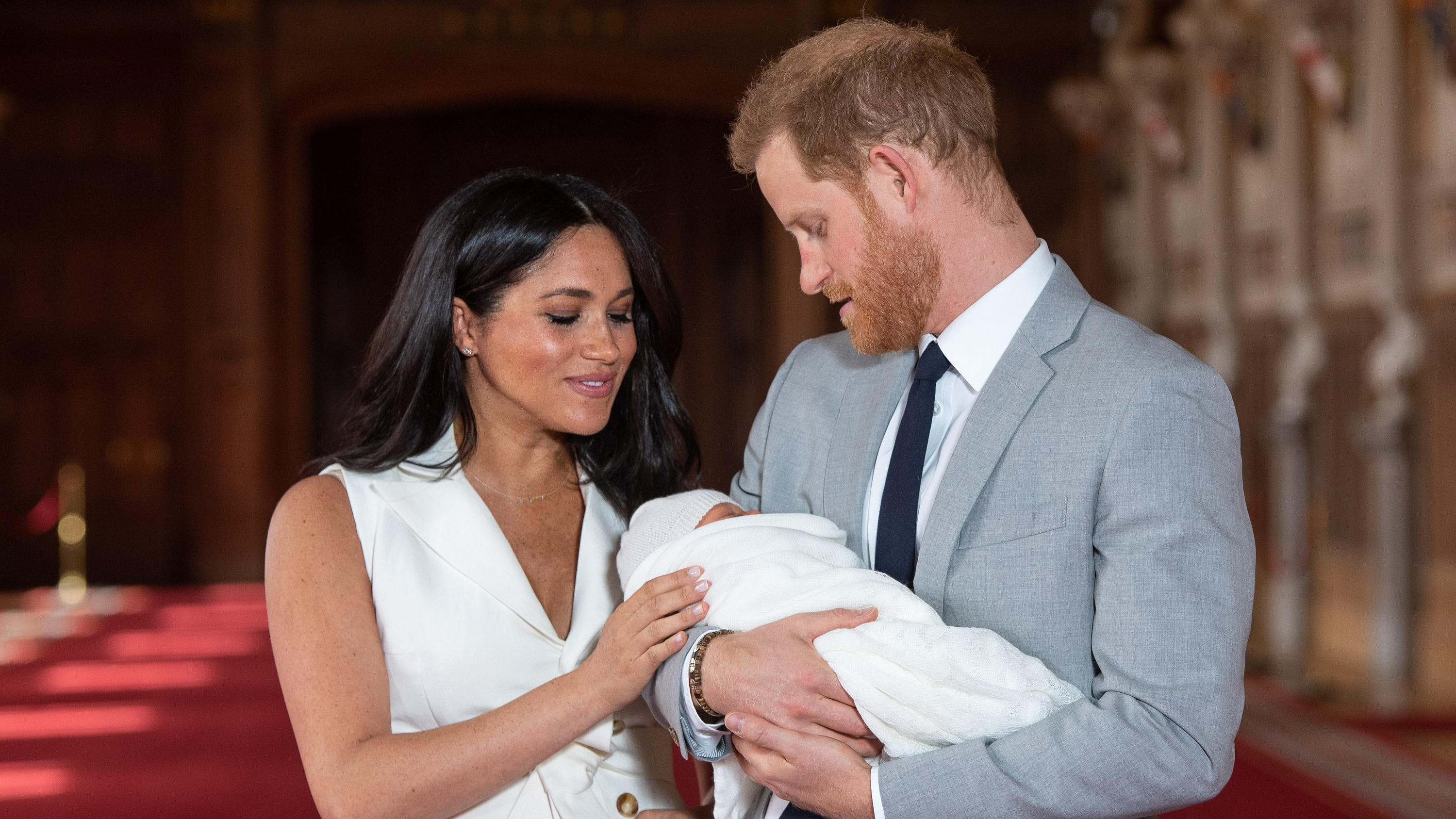 08.05.2019, Großbritannien, Windsor: Prinz Harry von Großbritannien und Meghan, Herzogin von Sussex, kommen mit ihrem noch namenlosen Sohn zu einem Fototermin in der St. George's Hall im Windsor Castle. Das noch namenlose, am 06.05.2019 geborene, «Ba