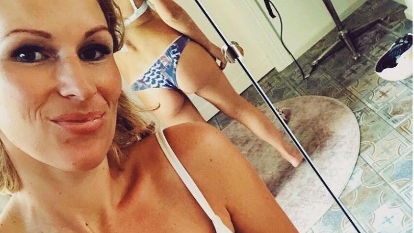 Janni zeigt mit einem Spiegel-Selfie, wie ihr hochschwangerer Körper von hinten aussieht. © Instagram: jannihonscheid