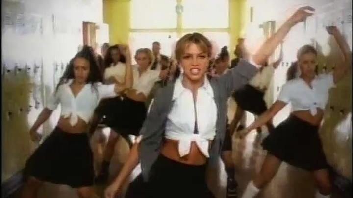 Britney Spears im Musikvideo zu "Baby One More Time"