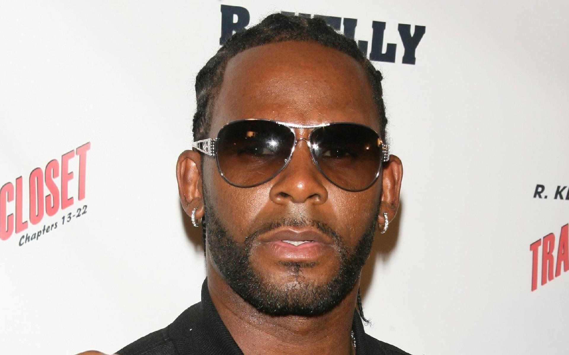 R Kelly Wegen Sexuellen Missbrauchs Und Menschenhandel Verklagt Was Wusste Seine Entourage