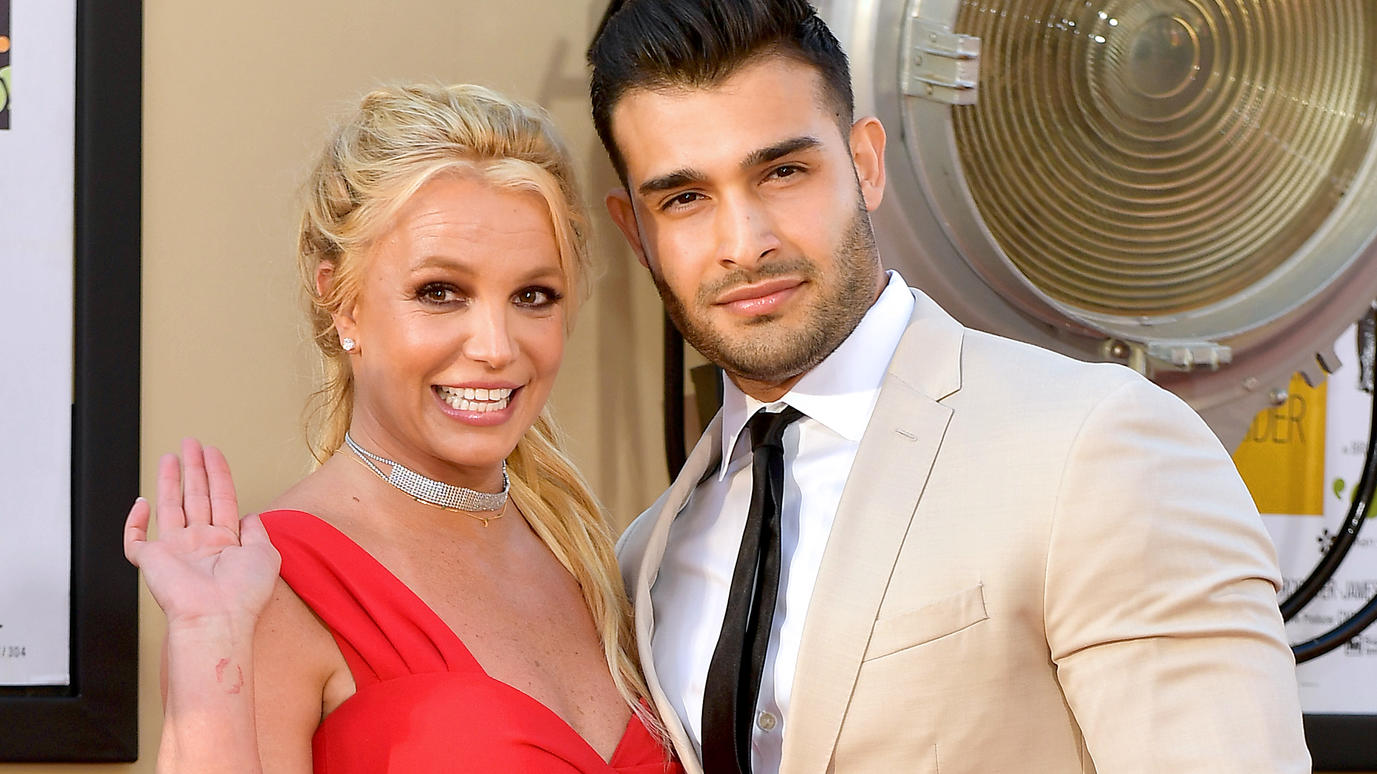 Britney Spears Erstes Kusschen Fur Freund Sam Asghari Auf Dem Roten Teppich