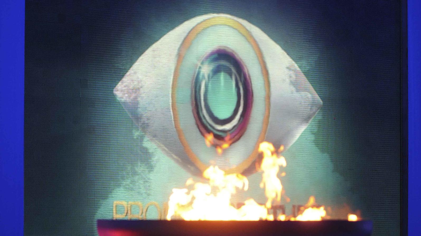 Feature Big Brother Logo mit Feuerschale brennen Einzug ins Promi Big Brother Haus Live Sendung ProSiebenSat1 Studio Berlin Adlershof  24.09.2013 | Verwendung weltweit