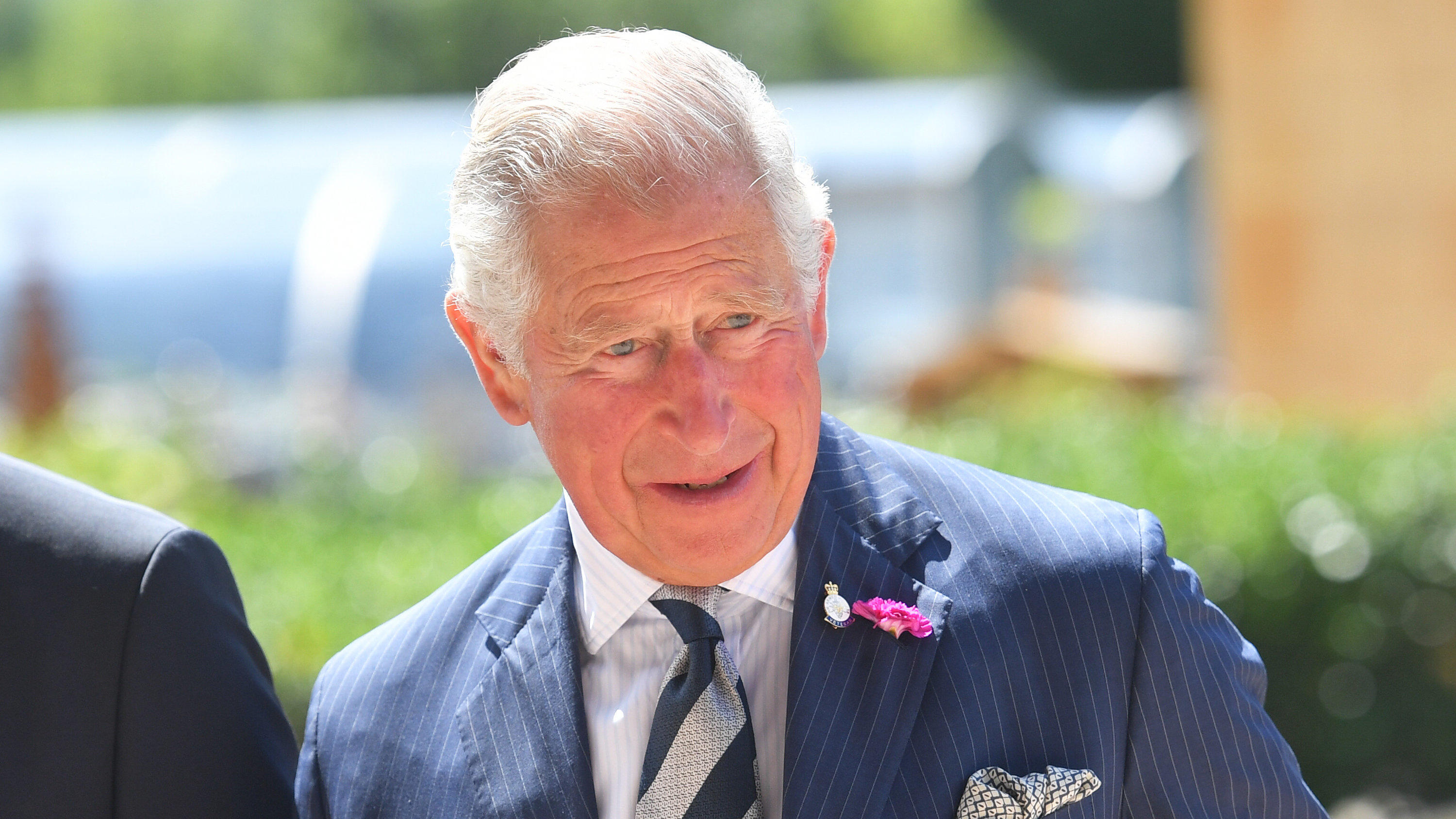12.07.2019, Großbritannien, Cheltenham: Der britische Prinz Charles, Prinz von Wales, kommt bei der Jubiläumsfeier von dem Government Communications Headquarters an. Foto: Jacob King/PA Wire/dpa +++ dpa-Bildfunk +++