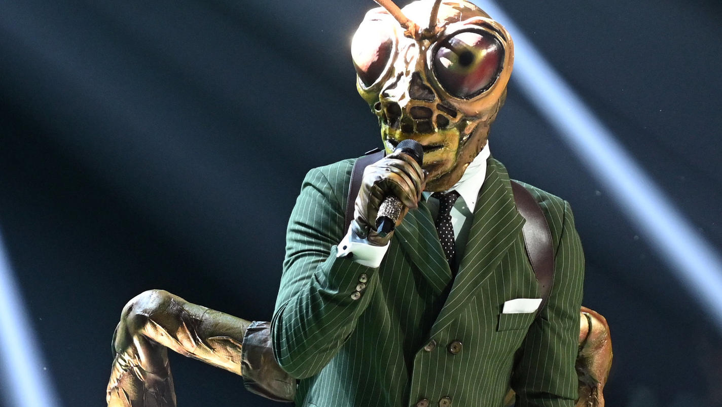 ARCHIV - 11.07.2019, Nordrhein-Westfalen, Köln: Der Grashüpfer steht bei der ProSieben-Show "The Masked Singer" auf der Bühne. Trotz Rekordtemperaturen schlüpfen bei «The Masked Singer» auch diese Woche Promis unter schweißtreibende Masken. Das Rätse