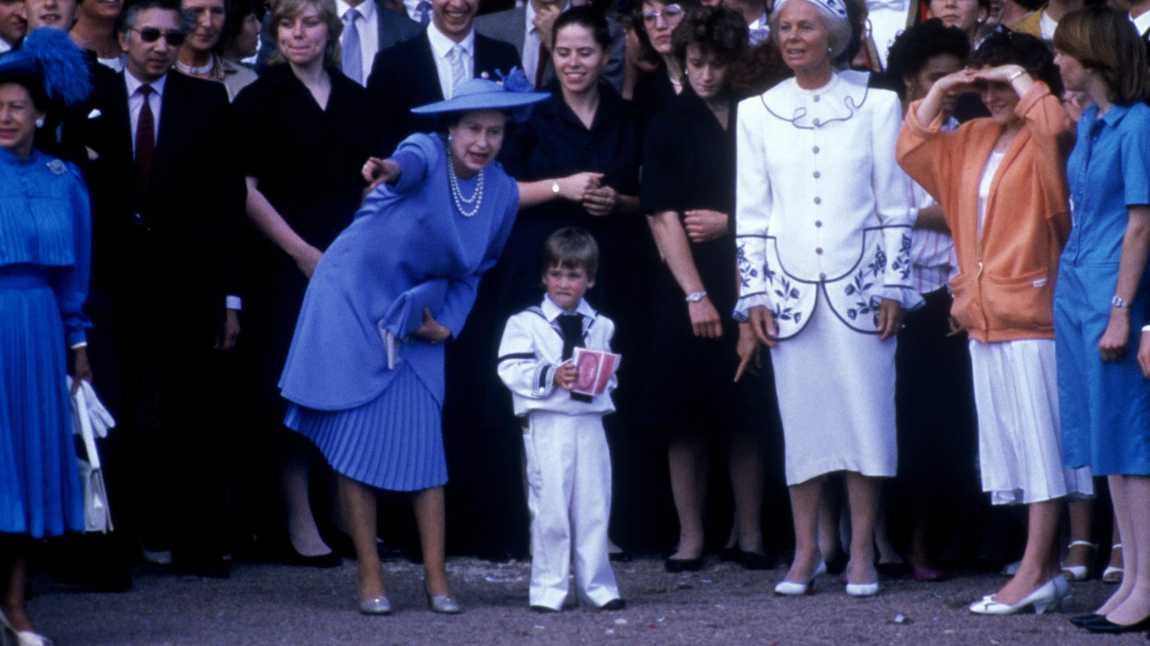 Queen Elizabeth II. mit dem kleinen Prinz William bei der Hochzeit von Prinz Andrew und Sarah Ferguson.