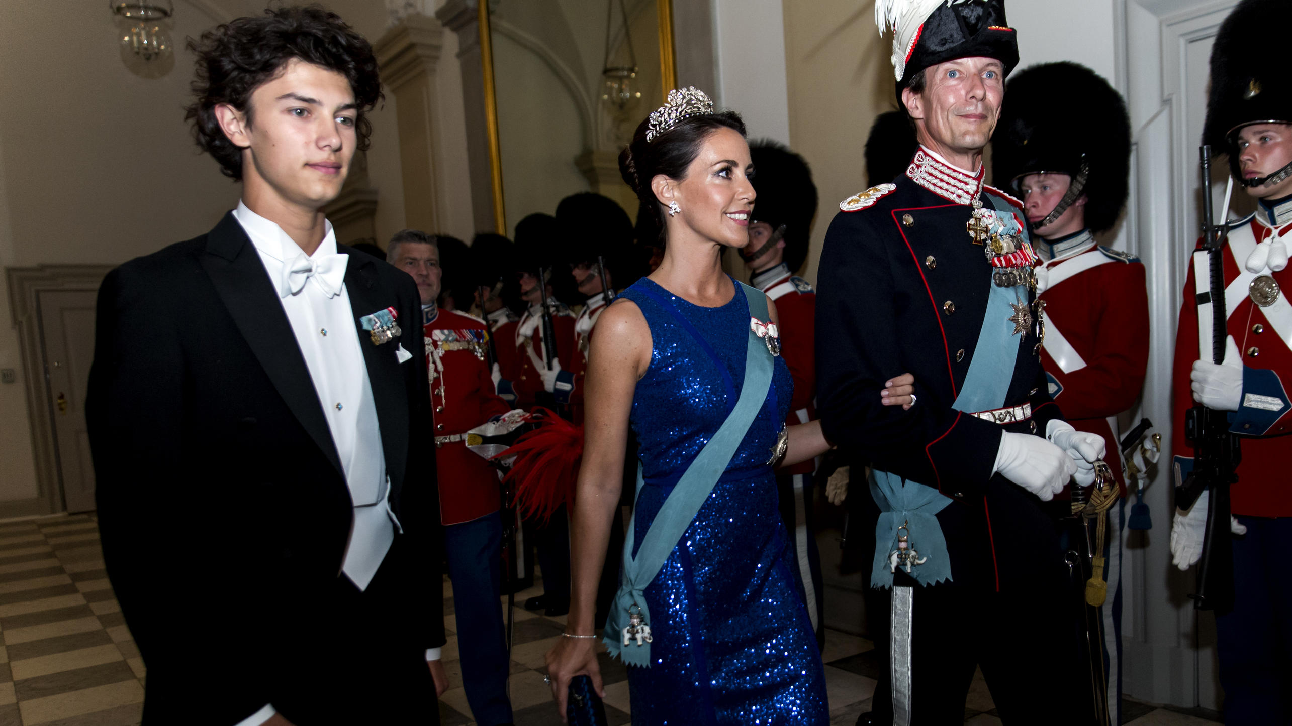 Prinz Nikolai von Dänemark mit seinem Vater Prinz Joachim und dessen 2. Ehefrau Prinzessin Marie auf einem Empfang.