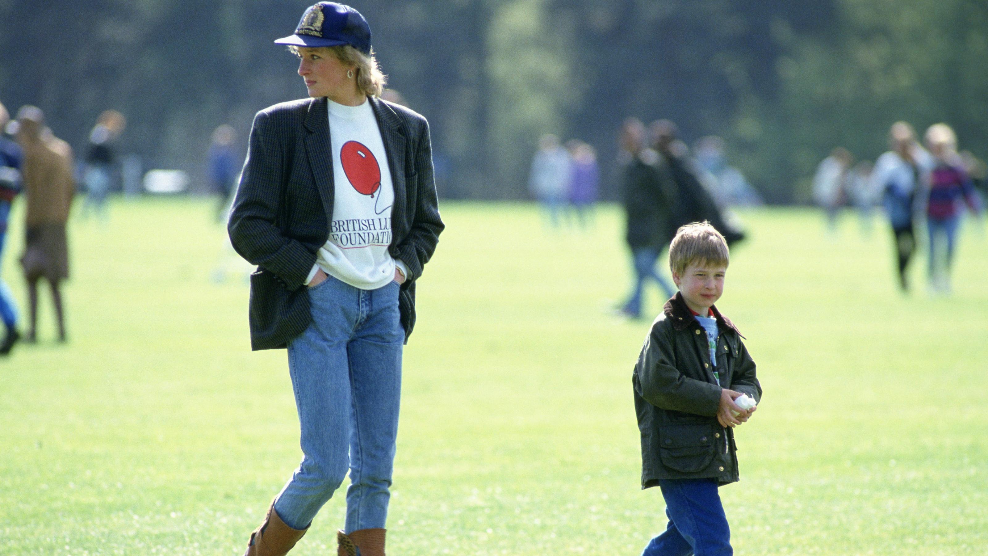 Lady Diana 1988 bei einem Polo-Spiel im lässigen Jeans-Look, der heute wieder im Trend ist.