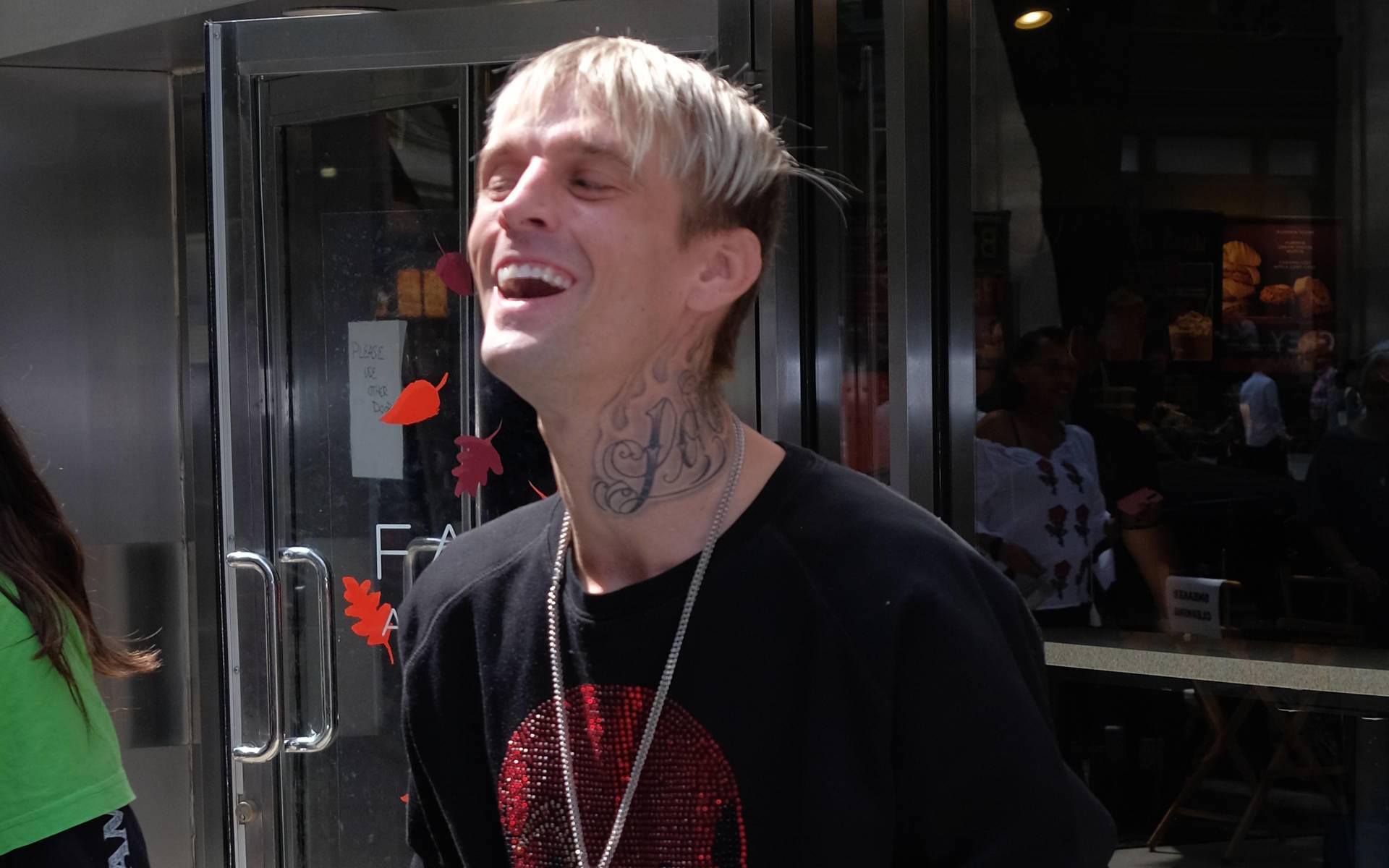 aaron carter lasst sich neues tattoo verpassen