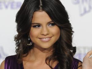 Selena Gomez wegen Fehlernährung im Krankenhaus