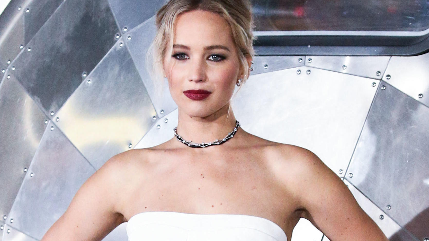 (FILE) Jennifer Lawrence marries Cooke Maroney. Jennifer Lawrence and Cooke Maroney tied the knot Saturday night at Belcourt of Newport, a pretty spectacular Rhode Island mansion. Among the guests were Ashley Olsen, Kris Jenner, Emma Stone, Corey Gam