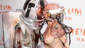 Heidi Klum feiert Halloween als Cyborg