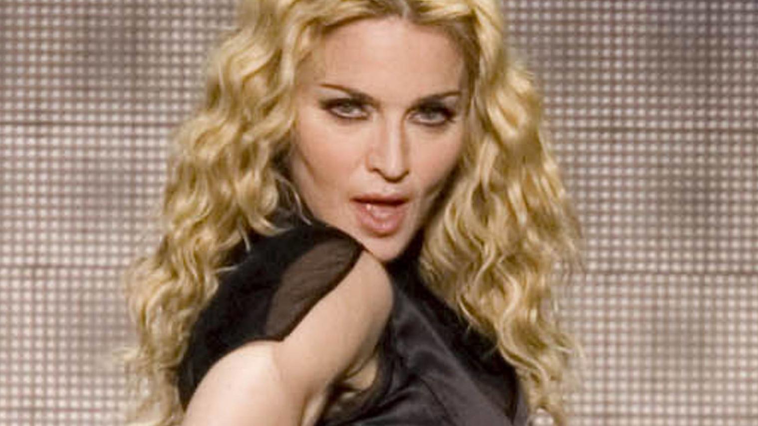 Madonna blau und mit Nippelblitzer: Bei diesem Auftritt Madonna blau und mit Nippelblitzer: Bei diesem Auftritt