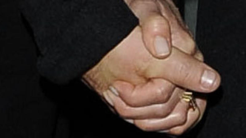 Jennifer Aniston und Justin Theroux halten Händchen.