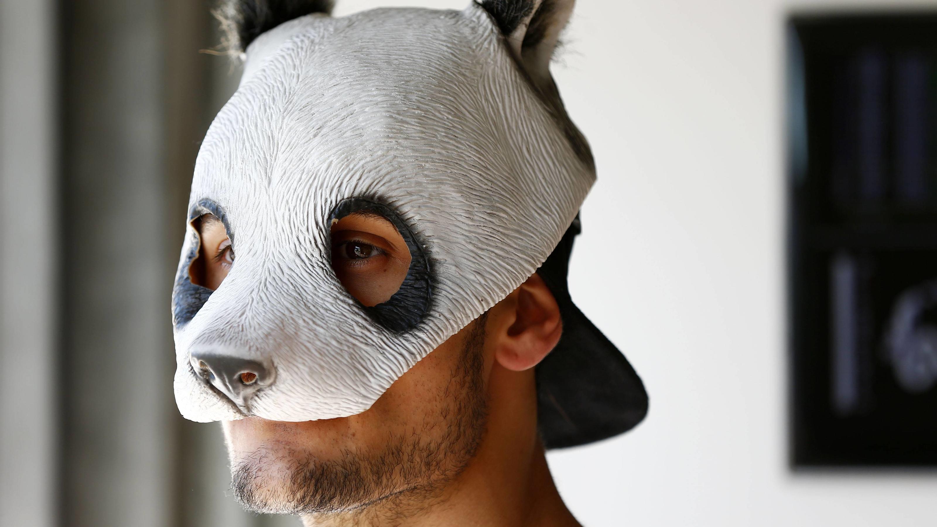 https://aisvip-a.akamaihd.net/masters/1334968/3200x1800/zum-30-geburtstag-des-rappers-wir-zeigen-cro-ohne-panda-maske.jpg