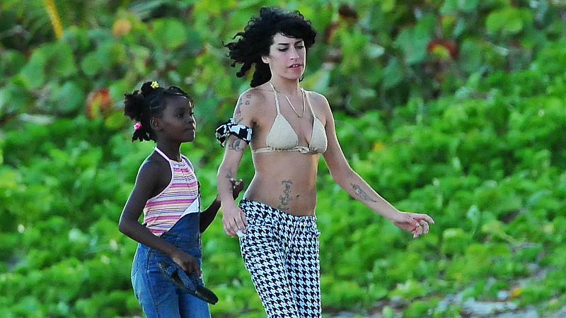 Amy Winehouse und die zehnjährige Dannika Augustine am Strand von St.Lucia