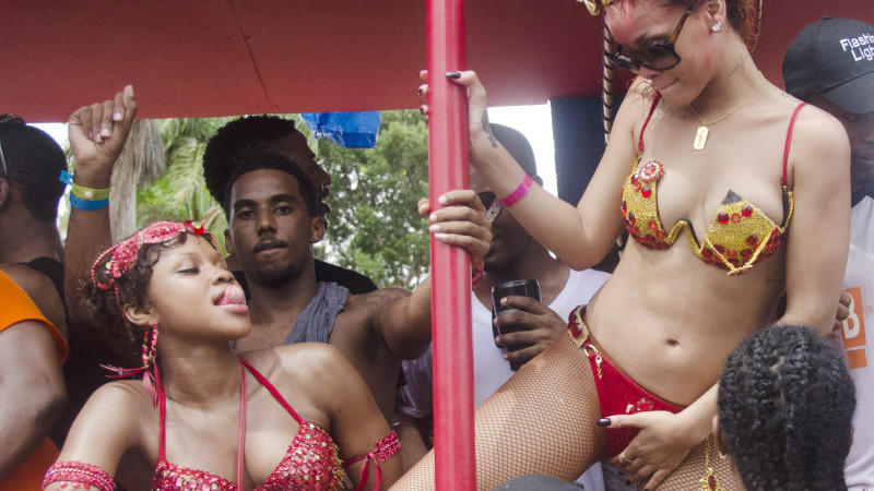 Rihanna bei einer Parade auf Barbados.