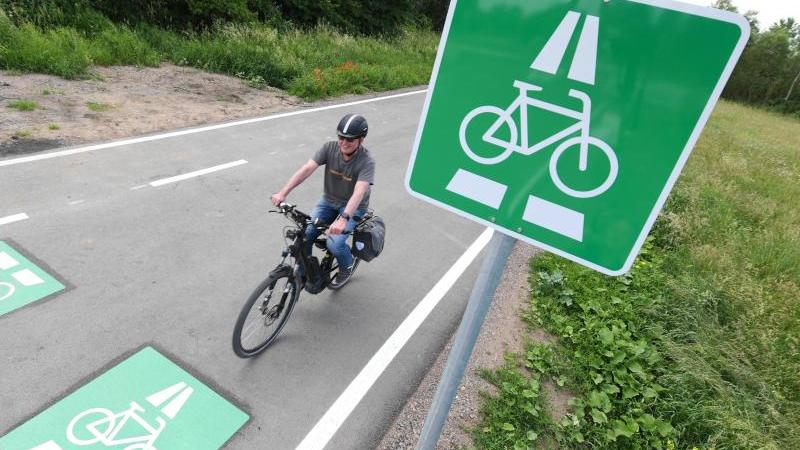 Auf dem Radschnellweg Mit dem Fahrrad Richtung Zukunft