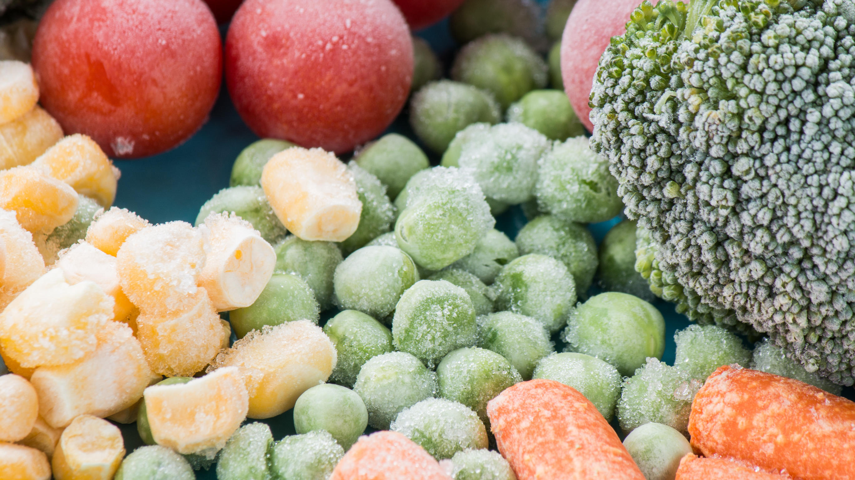 Заморозка фруктов. Заморозка овощей. Замороженные продукты. Свежемороженые овощи. Замороженные овощи и фрукты.