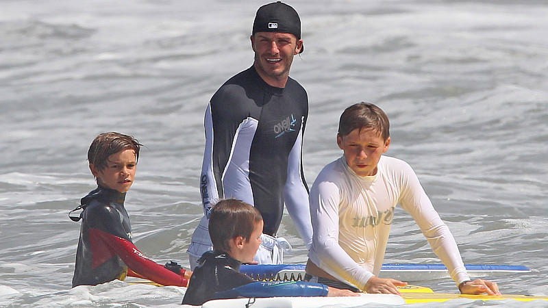 David Beckham beim Wellenreiten mit seinen Söhnen.
