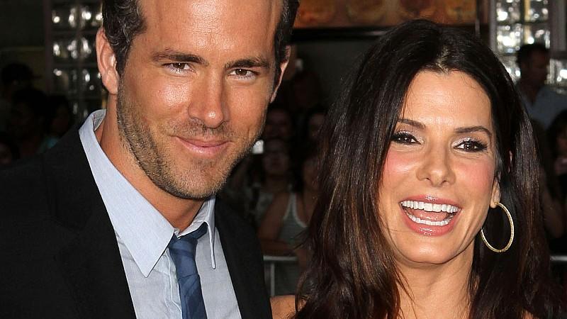 Sandra Bullock und Ryan Reynolds haben die Gerüchte, wonach die beiden Schauspieler ein Paar sind, weiter angeheizt.