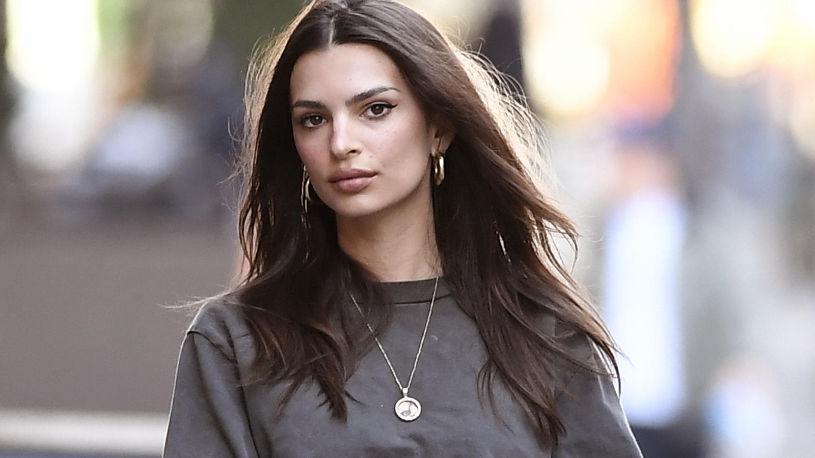 Fans empört! Emily Ratajkowski kuschelt fast nackt mit ihrem Riesenhund