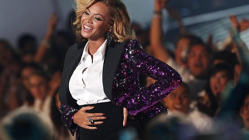 Beyonce präsentiert Babybauch