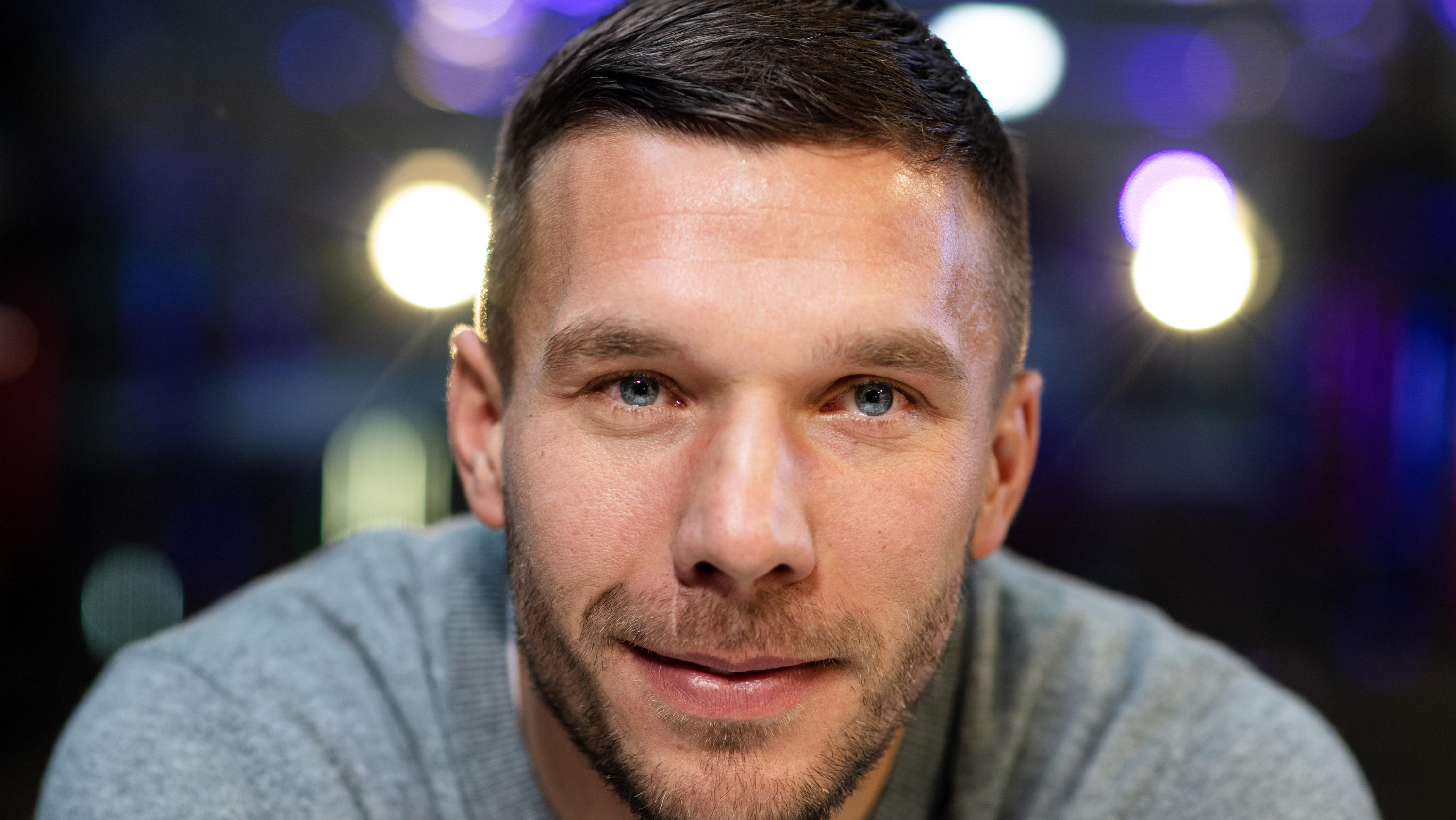 Fußball-Star Lukas Podolski zeigt Fans seine neue Frisur