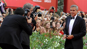 In Venedig reißt George Clooney bei den Filmfestspielen Witz