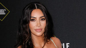 Kim Kardashian trägt jetzt feuerrot