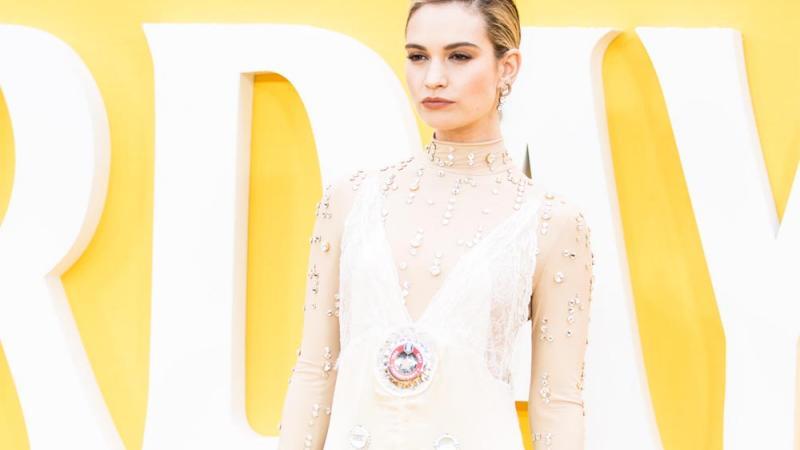 Lily James Lauft Da Was Mit Chris Evans