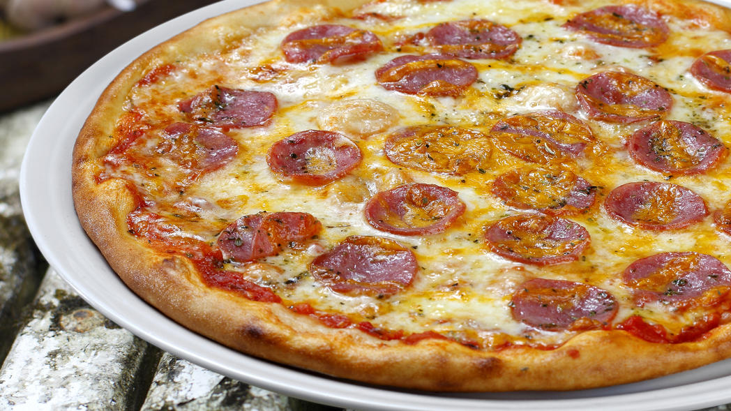 Tiefkühlpizza im Ofen backen: Genialer Trick macht die Piz
za noch leckerer