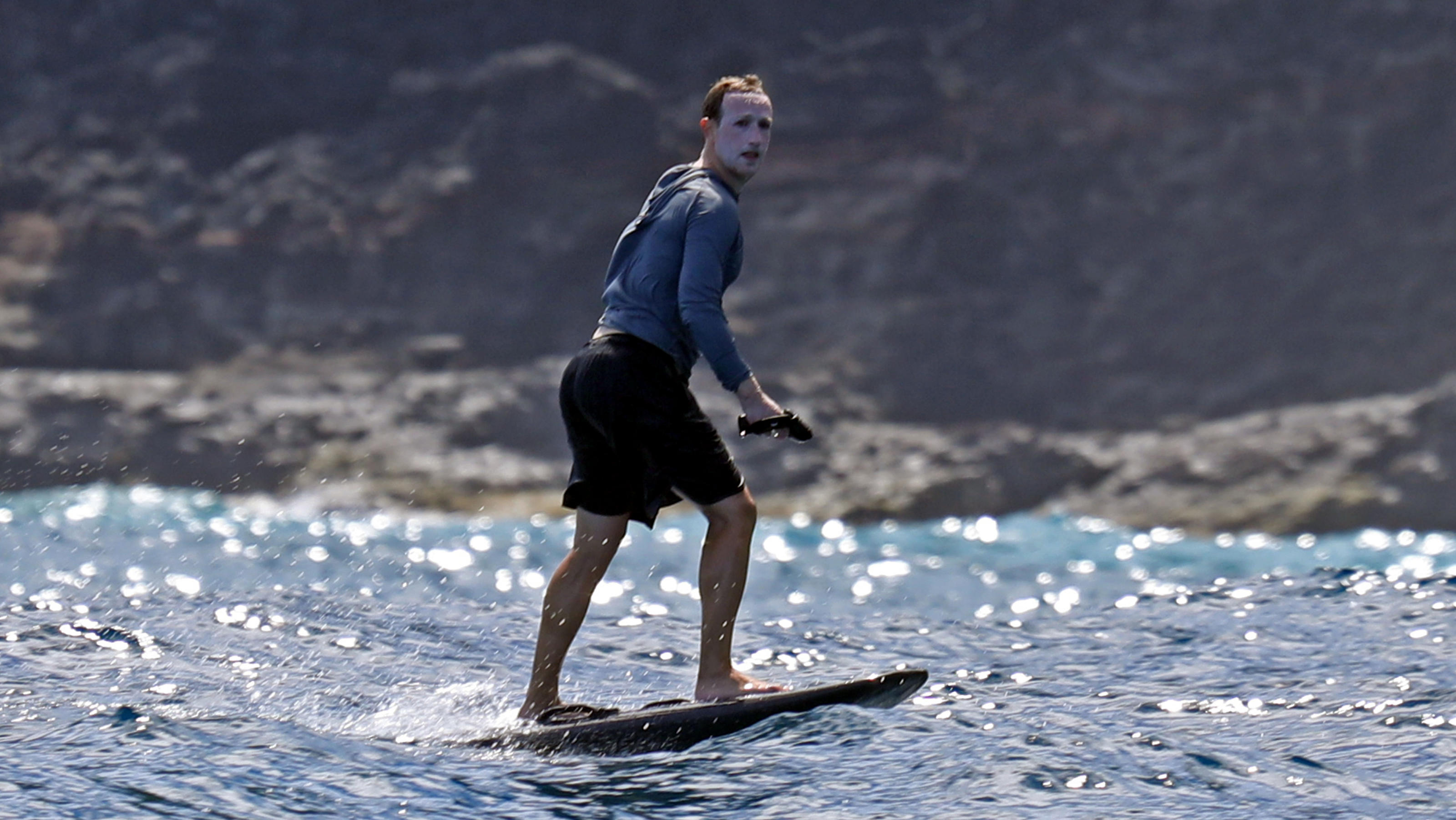 Mark Zuckerberg hat es mit dem Sonnenschutz beim Surfen ganz schön übertrieben.