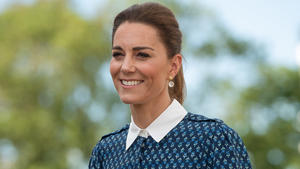 Herzogin Kate trägt Mund-Nasen-Schutz 