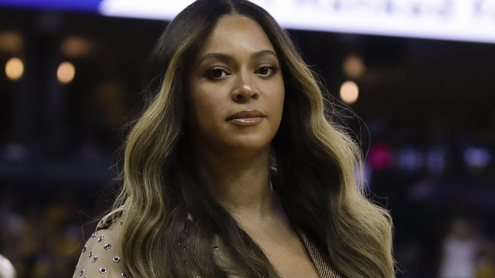 ARCHIV - 05.06.2019, USA, Oakland: Beyonce geht während der ersten Hälfte von Spiel 3 der Basketball-NBA-Endrunde zwischen den Golden State Warriors und den Toronto Raptors in Oakland zu ihrem Platz.     (zu dpa "Pop-Star Beyoncé veröffentlicht neues