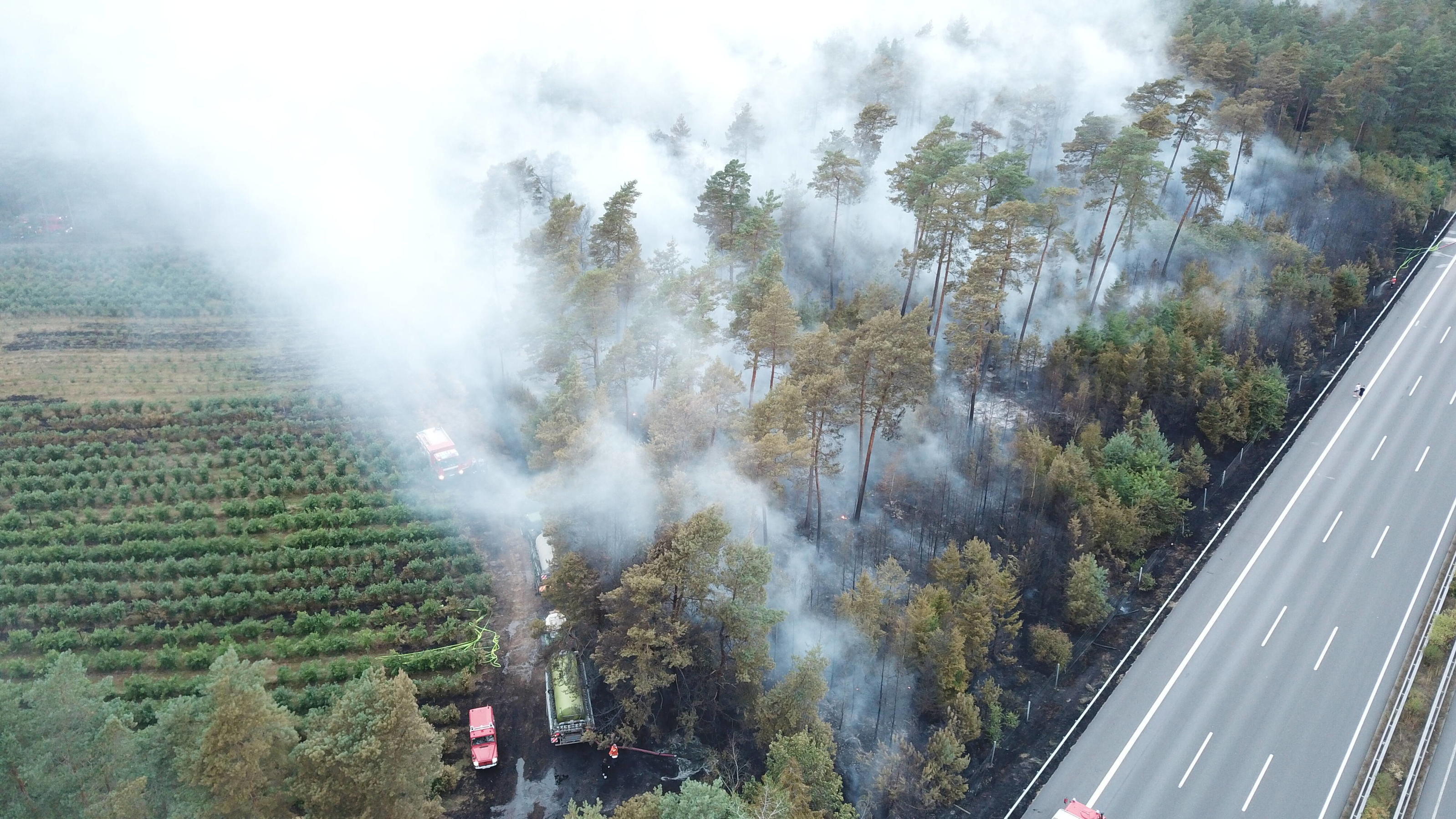  28 Hektar Wald brennen in Niedersachsen - LUFTBILDER Die anhaltende Hitzewelle hat in Niedersachsen für den ersten Waldbrand gesorgt. Ausgegangen war das Ganze gegen 18 Uhr vermutlich von einem brennenden LKW Reifen auf der BAB 7 bei Allertal. Durch