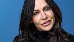 Simone Thomalla paddelt im Badeanzug