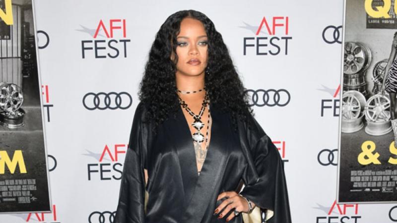 Rihanna kämpft gegen das Stigma der Hautpflegeprodukte für Männer an