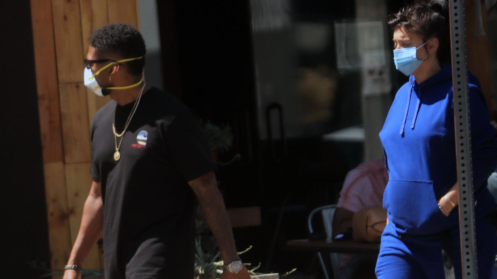 Usher und Jenn Goicoechea beim Spaziergang in Hollywood.