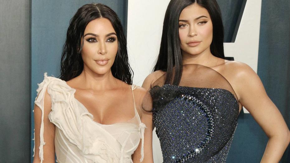 Kim Kardashian und Kylie Jenner bei der Vanity Fair Oscar Party 2020.