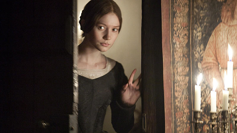 Jane Eyre (Mia Wasikowska) hört im Herrenhaus Thornfield merkwürdige Geräusche.
