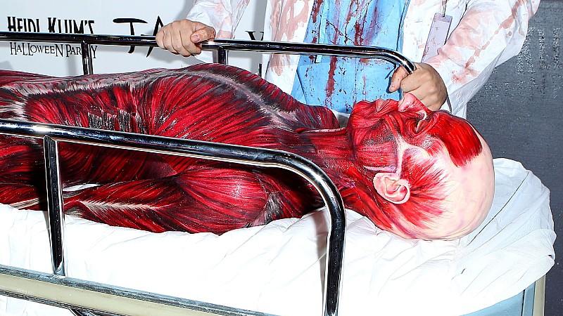 Topmodel Heidi Klum: Mit der Bahre auf den Roten Teppich
